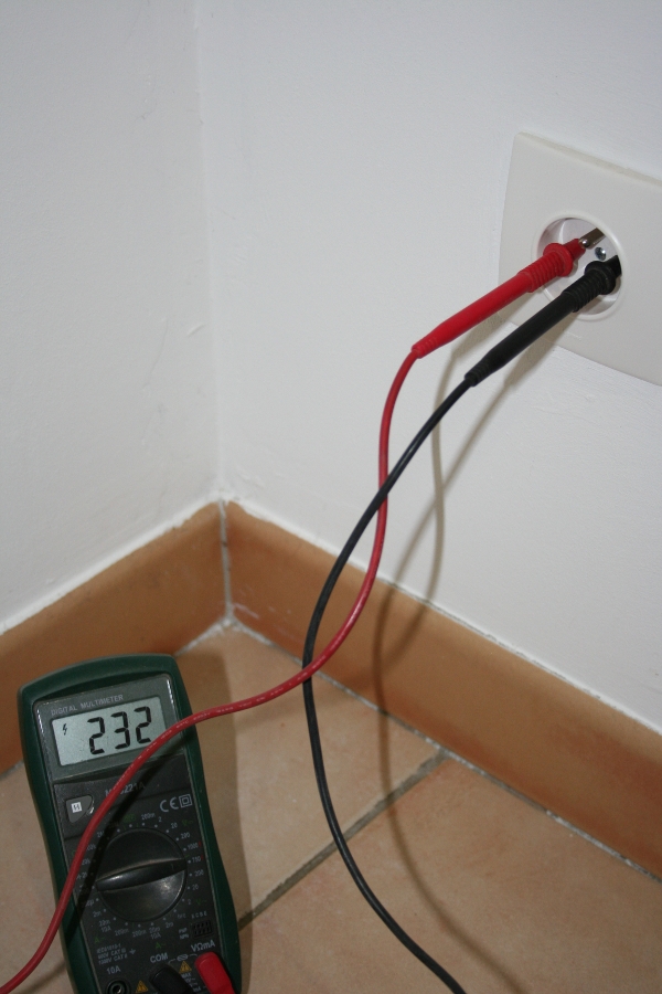 Mesure de tension sur une prise de courant de l'installation électrique